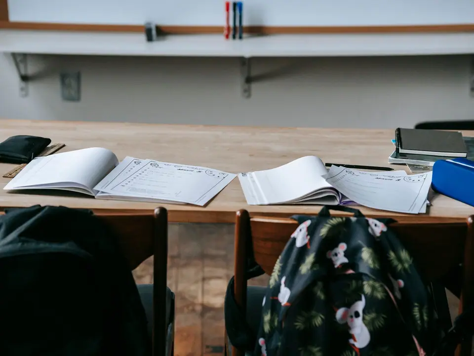 Buku latihan terbuka di meja kelas