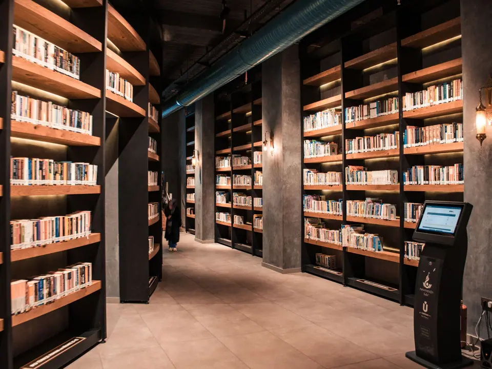 Lorong rak buku di ruang baca