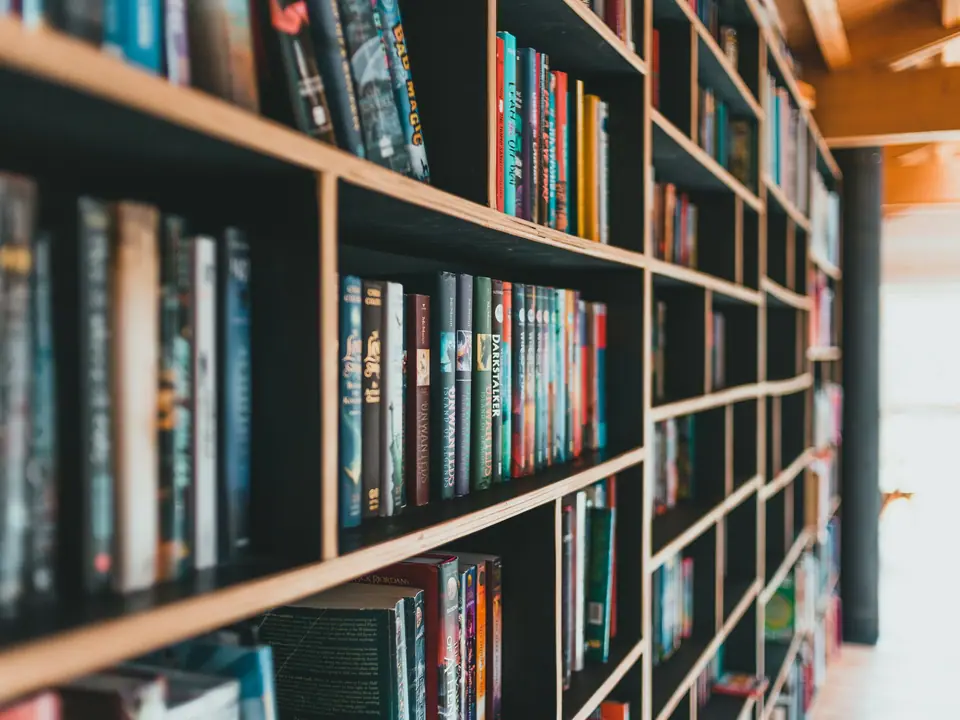 Rak buku berisi buku pelajaran